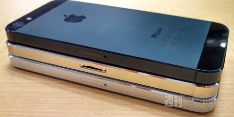 ภาพชัดๆ iPhone 5S สีทอง Champagne เปรียบเทียบกับ iPhone 5 สีขาวและดำ!