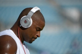 Gadget: NFL สั่งห้ามนักกีฬาอเมริกันฟุตบอลใส่หูฟัง Beats สัมภาษณ์สื่อออกทีวี!