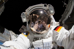 Camera: นักบินอวกาศหยิบกล้อง Nikon D2X ไปถ่ายรูป Selfie เกร๋ๆนอกโลก!