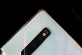 หลุดภาพเครื่องจริง Galaxy S10 สีขาวมุก โชว์ให้เห็นกล้องหลัง 3 ตัวจริง !!