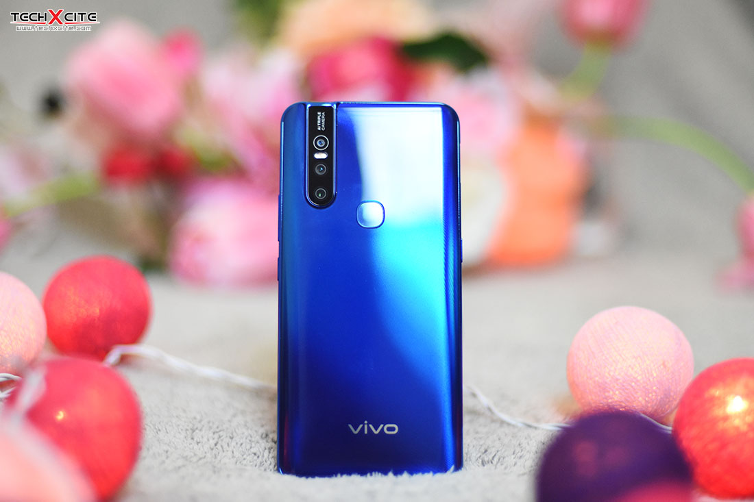 Review: Vivo V15 กล้องหน้า Pop up พร้อม AI Triple Camera เก๋ไก๋  ในราคาเพียง 10,999 บาท เท่านั้น!!   สวัสดีเพื่อนๆชาว TechXcite ทุกท่าน กู๊ดดรีม TechXcite มารายงานตัวอีกครั้งพร้อม Vivo V15 กล้องหน้า Pop up เก๋ไก๋ ราคาเบาๆ ที่สาวๆจะต้องว้าว หนุ่มๆสายเกมส์เมอร์ก็ไม่ผิดหวัง กล้องเทพ สเปคแรงที่หลายๆคนให้ความสนใจ และอยากจับจองเป็นเจ้าเข้าเจ้าของ ก่อนหน้านี้ดรีมลงบทความ Hands On ไปแล้ว ซึ่งแนะนำสเปค การใช้งานคร่าวๆก่อนจะมีการเปิดจอง แต่ในบทความนี้เราจะมาลงรายละเอียดดีเทลไปด้วย ว่าเจ้า Vivo V15 ตัวนี้มีดียังไง คุ้มค่ากับการเป็นเจ้าของไหม มาดูกัน บอดี้สวย โฉบเฉียว ขนาดพอเหมาะ เริ่มต้นกันที่ตัวเครื่องก่อนเลยด้วยขนาด กว้าง 6.53 นิ้ว จอแสดงผล IPS LCD 24-bit 16 ล้านสี  จอไร้ขอบ Ultra Fullview Display ใช้งานได้อย่างคุ้มค่าเต็มขอบ ไม่มีรอยบาก ติ่งหยดน้ำให้เกะกะสายตา โดยกล้องหน้าจะเป็นกล้อง Pop up ที่ยกขึ้นมาได้ ซ่อนอยู่ด้านบน การเรียกใช้งานเพียงแค่กดเปิดโหมดกล้องหน้า ตัวกล้องก็จะเลื่อนขึ้นมาอัตโนมัติเก๋สุดๆ ส่วนดีไซน์ฝาหลังก็ทำออกมาสวยงาม ใช้วัสดุที่ให้ความแวววาว เล่นสีและแสงเงาเป็นตัวเอส สวยงาม สีสันโดดเด่น โดยสีที่ดรีมได้มาตัวนี้คือสี Topaz Blue และมีอีกหนึ่งสีคือ Glamour Red สำหรับปุ่มการใช้งานต่างๆ เริ่มต้นที่ด้านขวาของตัวเครื่องเป็นปุ่มเพิ่ม-ลดเสียง อยู่คู่กับปุ่มเปิด-ปิดเครื่อง ด้านซ้ายเป็นช่องถาดซิม รองรับการใช้งานแบบ Nano-SIM สามารถใส่ได้สองซิมการ์ด และถัดมาเป็นปุ่มเพื่อเรียกใช้งานผู้ช่วยอัจฉริยะ Google Assistance และ Jovi Image Recognizer ส่วนด้านล่างเป็นลำโพงอยู่มุมขวา ถัดมาเป็นพอร์ท USB 2.0 และช่องเสียบชุดหูฟังขนาด 3.5 มิลลิเมตร เรื่องของดีไซน์การจัดวางปุ่มต่างๆยังคงแบบเดิม ไม่มีการเปลี่ยนแปลงแต่อย่างใด ทีนี้เราพลิกตัวเครื่องมาดูด้านหลังกันบ้าง กล้องหลัง 3 ตัว AI Triple Camera จัดวางเรียงกันในแนวตั้ง เยื้องกับแถบสแกนลายนิ้วมือตรงกลาง โดยรวมเรื่องขนาด น้ำหนักและดีไซน์ต่างๆ ทำออกมาได้ดี ถือคล่องตัว น้ำหนักเบา ดีไซน์สวย สเปคอัดแน่น จัดเต็มแบบครบครัน หน้าจอ IPS LCD 24-bit 16 Ultra Fullview™ ขนาด 6.53 นิ้ว CPU MediaTek Helio P70 Octa Core ความเร็ว 2.1 GHz ระบบปฏิบัติการ Funtouch OS 9 based on Android 9  RAM 6 GB ROM  128 GB รองรับ microSD สูงสุด 256 GB รองรับระบบสแกนลายนิ้วมือ รองรับระบบสแกนใบหน้า กล้องดิจิตอล 24MP + 8MP + 5MP (Triple Camera) กล้องหน้า Pop up ความละเอียด 32 MP แบตเตอรี่มาตรฐาน 4,000 mAh รองรับเทคโนโลยีชาร์ตเร็ว รองรับ 2 ซิมการ์ด อ่านต่อ