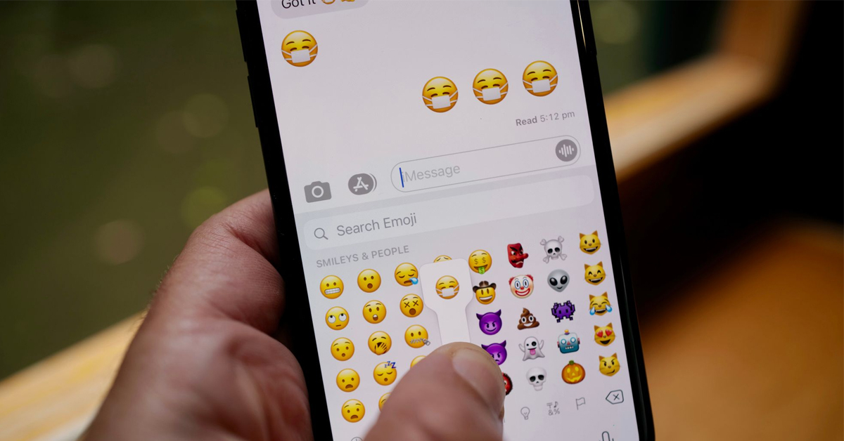 Apple เตรียมเปลี่ยนอีโมจิสวมหน้ากากให้ดูสดใสขึ้นแทนสีหน้าหดหู่ใน iOS 14.2