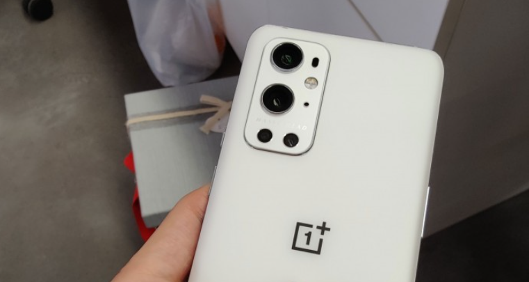 หลุดภาพ OnePlus 9 Pro ในสีขาว Pure White ที่จับยังไงก็ไม่เป็นรอยนิ้วมือ