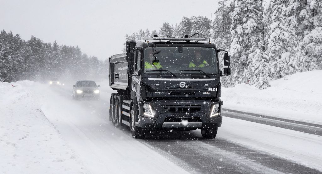 Volvo นำรถบรรทุกไฟฟ้าไปทดสอบเผชิญความหนาวเหน็บที่ทางเหนือของ Arctic Circle