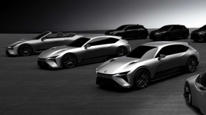 Lexus ปล่อยภาพทีเซอร์รถยนต์ไฟฟ้า 5 ประตูและรถสปอร์ต 2 ประตู 4 ที่นั่งเปิดประทุน