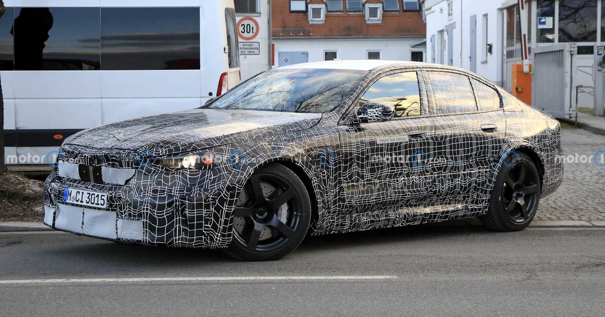 หลุดภาพถ่ายแรกของ BMW M5 พร้อมข่าวลือว่ามันจะมาพร้อมกับระบบ Plug in Hybrid