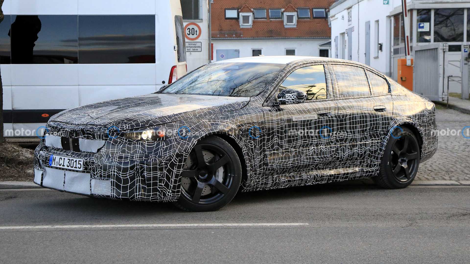 หลุดภาพถ่ายแรกของ BMW M5 พร้อมข่าวลือว่ามันจะมาพร้อมกับระบบ Plug in Hybrid