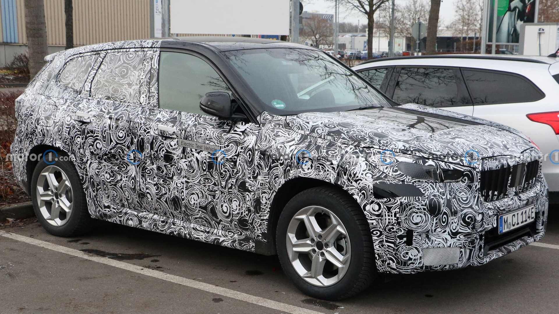 BMW iX1 รถยนต์ SUV Crossover ไฟฟ้าถูกจับภาพได้ในขณะจอดอยู่ที่ IKEA