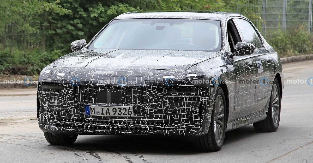 2023 BMW M750e xDrive PHEV ตัวหรูพันธุ์แรงถูกจับได้ขณะกำลังวิ่งทดสอบ