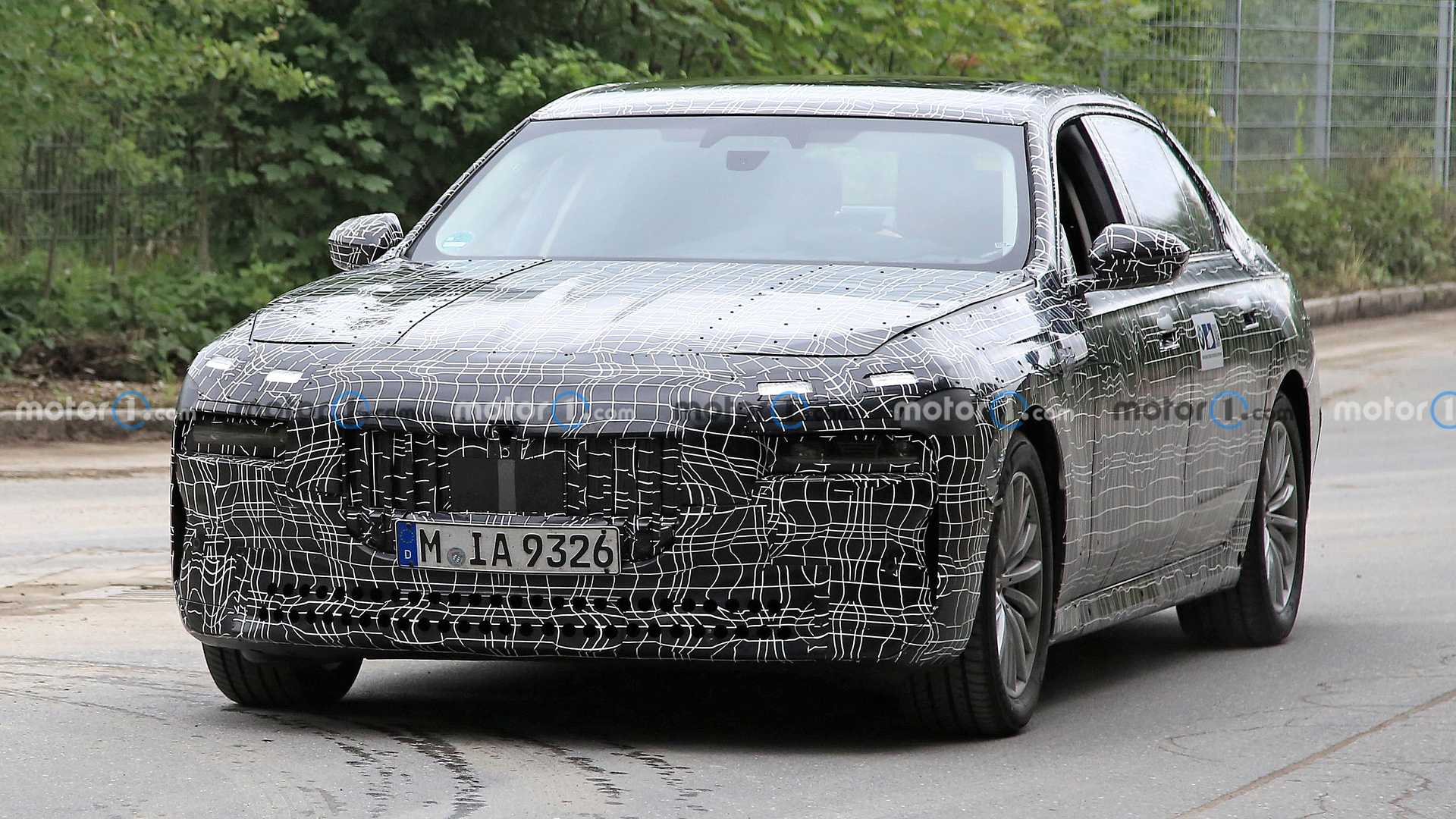 2023 BMW M750e xDrive PHEV ตัวหรูพันธุ์แรงถูกจับได้ขณะกำลังวิ่งทดสอบ