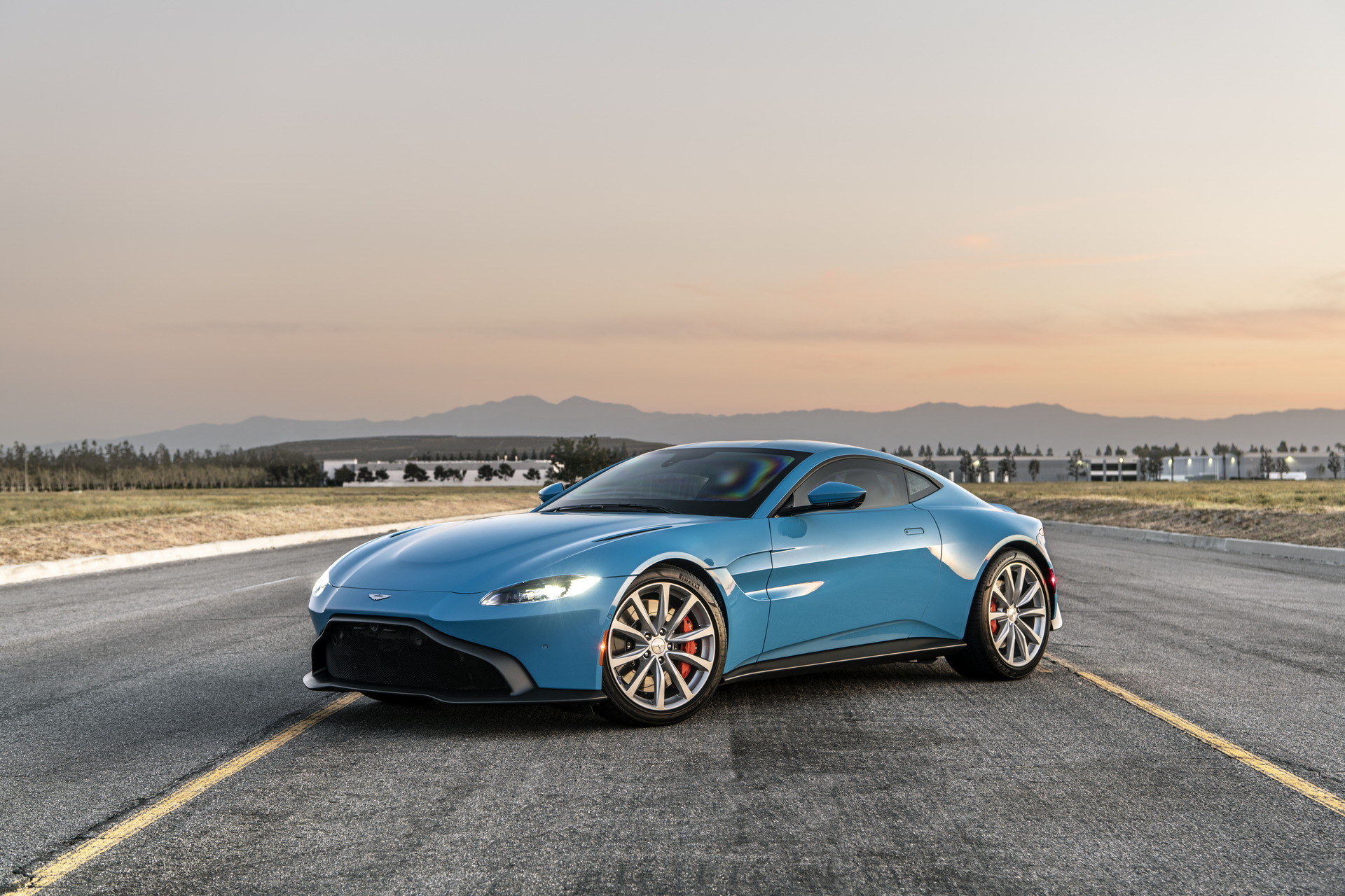 อยากเท่ห์เหมือน James Bond ง่ายนิดเดียวก็ซื้อ Aston Martin Vantage หุ้มเกราะคันนี้ไปขับสิ