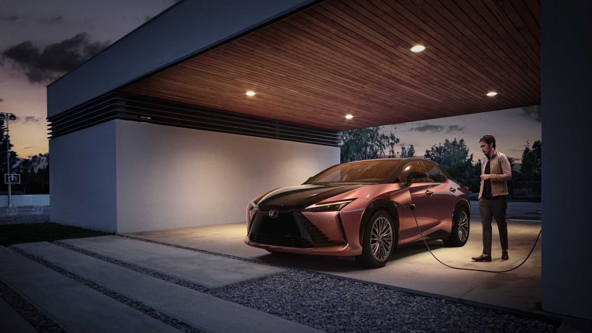 Lexus เผยโฉม Lexus RZ 450e มาพร้อมมอเตอร์ไฟฟ้าที่ทรงพลังกว่า Toyota bZ4X